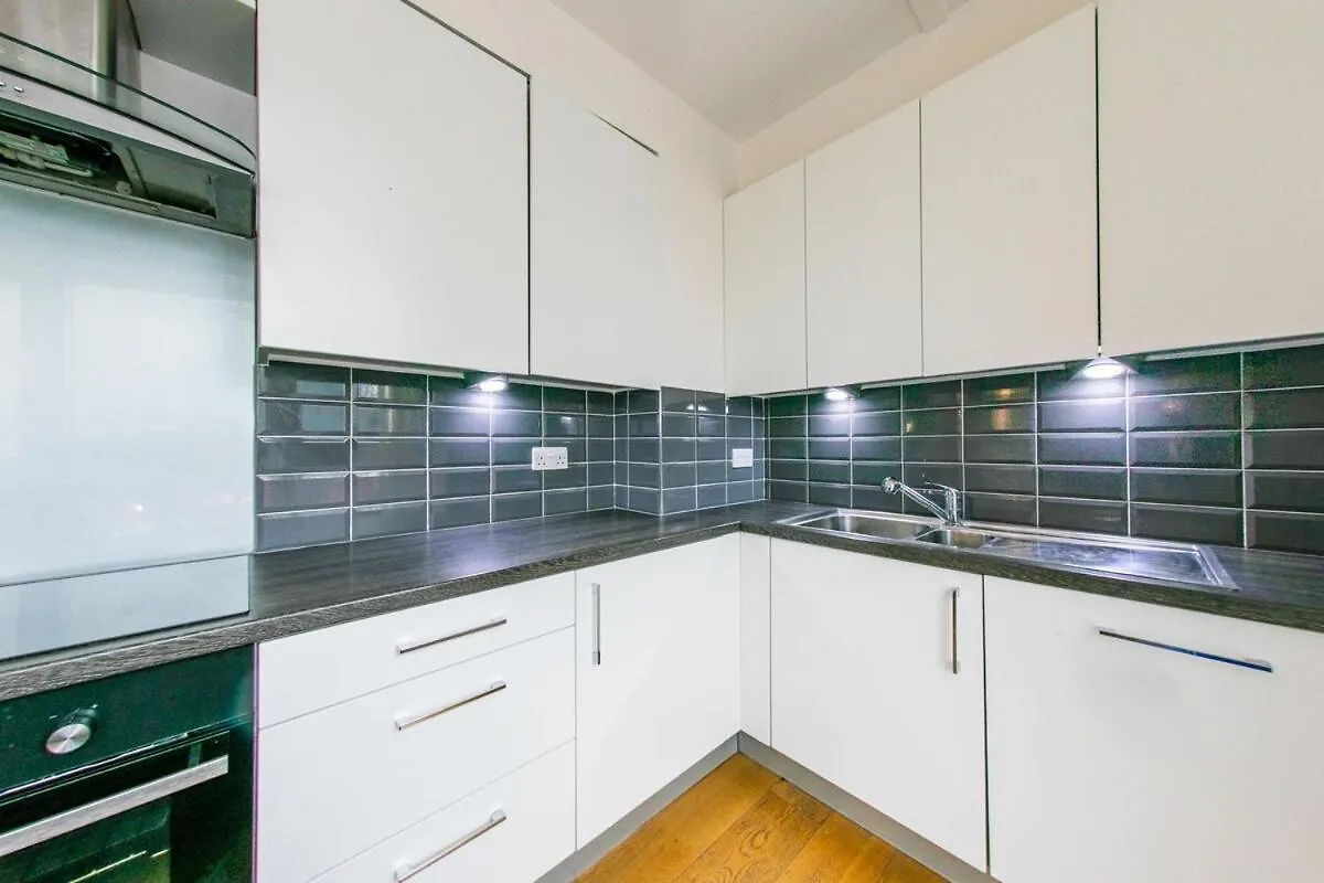 By Brighton Station Parking Central Two Bedroom Apartment Balcony Flat Accommodating Four Guests